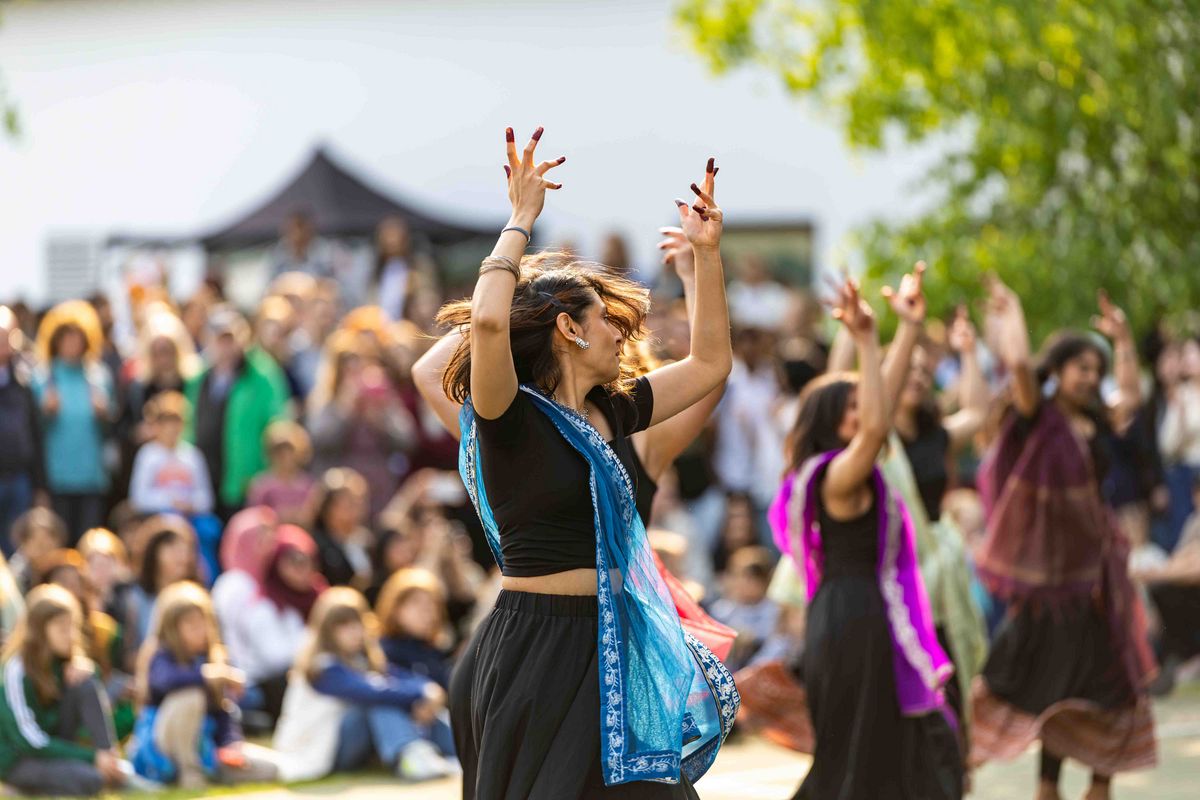 Tanzgruppe auf dem Internationalen Sommerfest 2025
