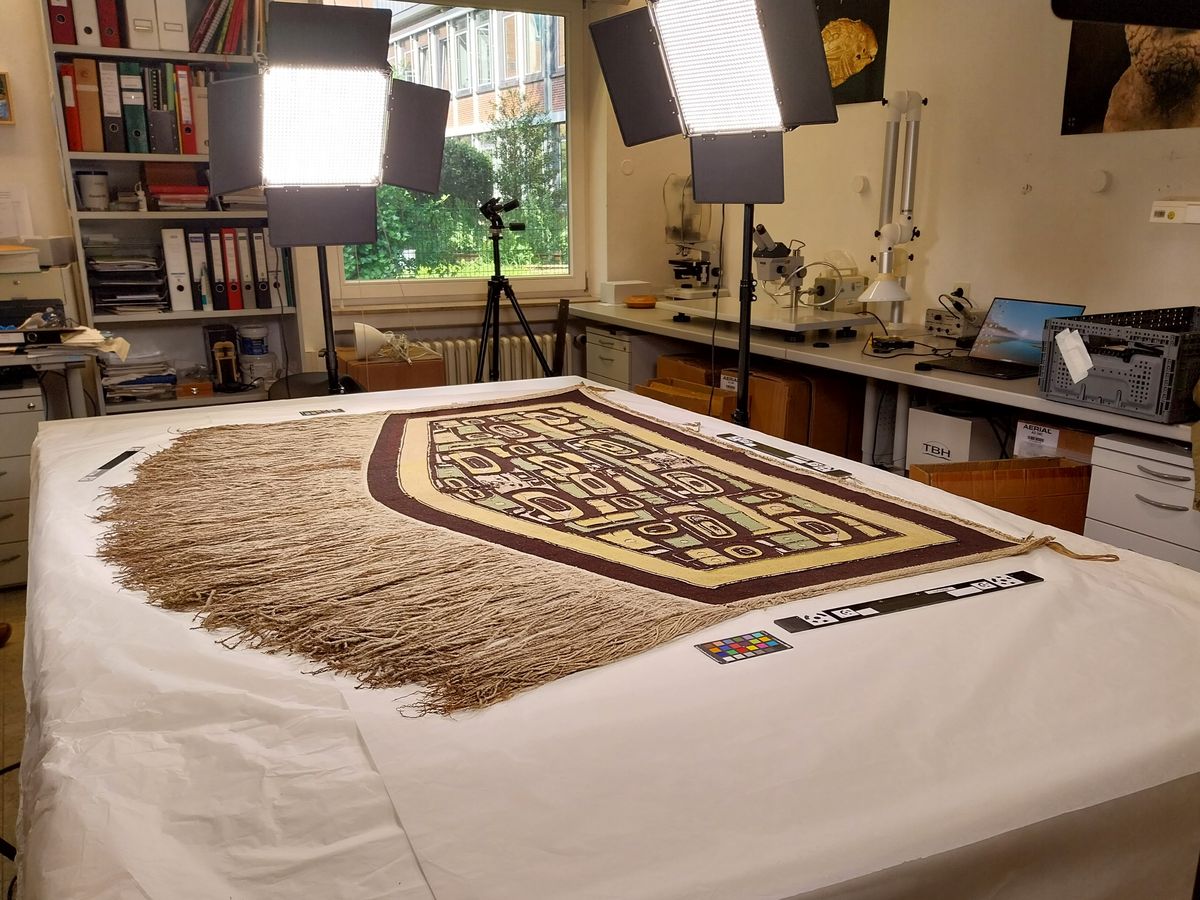 Museumssammlungen werden digital — Mareike Keiser — Das Foto zeigt ein koloniales Sammlungsobjekt aus dem Kooperations- und Praxismuseum „Landesmuseum Natur und Mensch Oldenburg“, an dem auch Studierende des Masters „Museum und Ausstellung“ forschen durften. Es wird für das Projekt „Digitalisierung, Visualisierung und Analyse von Sammlungsgut (DiViAS)“ digitalisiert und für die Forschung nutzbar gemacht. Außerdem wurde neben der Erstellung eines 3D-Modells eine Materialanalyse, eine ethnologische Kontextualisierung und erste Herkunftsforschungen durchgeführt. 