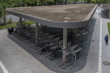 Foto aus der Vogelperspektive von der neuen Radabstellanlage vor A1 samt Gründach