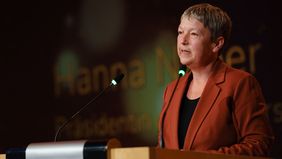 Landtagspräsidentin Hanna Naber am Rednerpult.