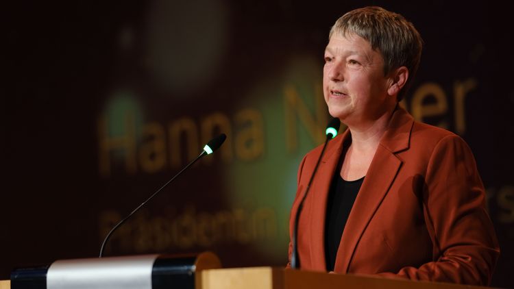 Landtagspräsidentin Hanna Naber am Rednerpult.