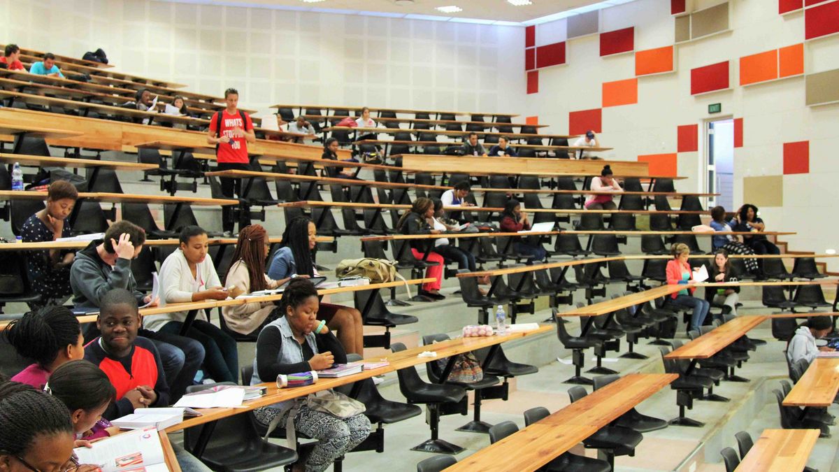 Hörsaal der Nelson Mandela University Ein Hörsaal der Nelson Mandela University mit Studierenden, die auf eine Vorlesung warten oder arbeiten.