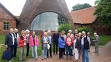 Gruppenbild vor der Gernheimer Glashütte