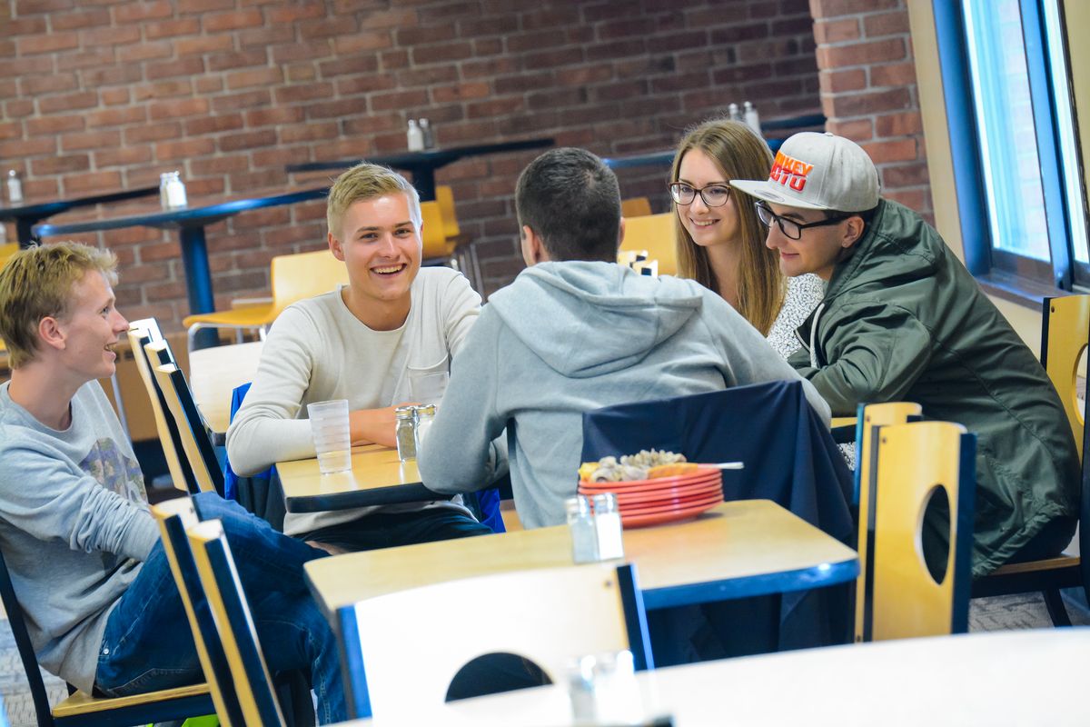 Studierende im Speisesaal