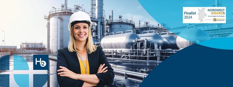 Eine Frau mit verschränkten Armen steht vor einem Wasserstoffwerk und lächelt in die Kamera; oben ist ein Logo der Finalisten der Nordwest Awards 2024.