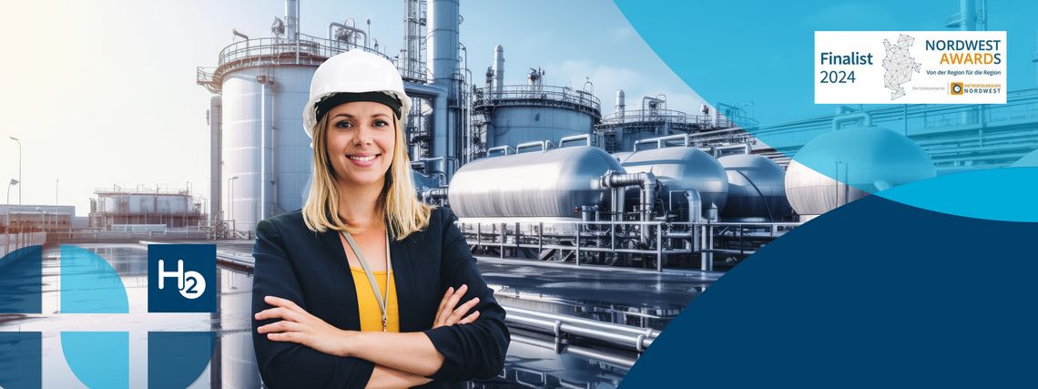 Eine Frau mit verschränkten Armen steht vor einem Wasserstoffwerk und lächelt in die Kamera; oben ist ein Logo der Finalisten der Nordwest Awards 2024.