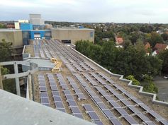Das Foto zeigt die PV-Anlage auf dem Dach des Gebäudes A02, auf der Brücke zur Bibliothek und zum Mensagebäude.