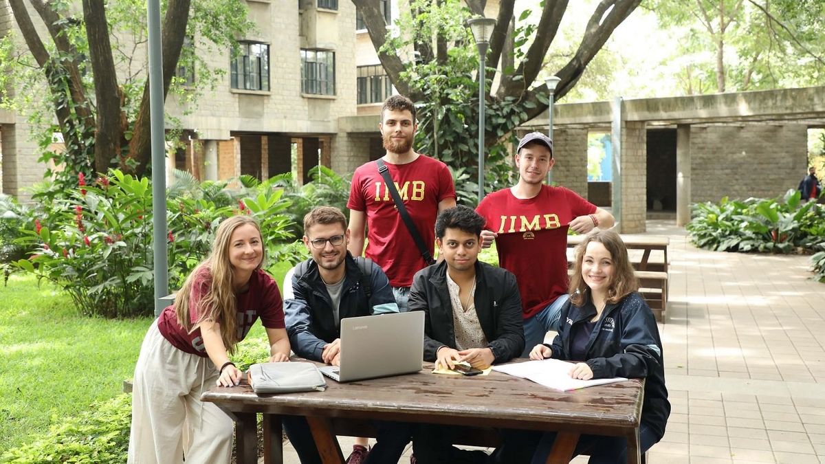 Eine Gruppe von Austauschstudierenden am Campus des IIMB