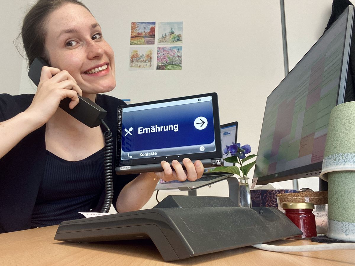 Das letzte von 300 Telefonaten — Jette Hinrichsen — Für meine Dissertationsarbeit habe ich n=100 Probanden und Probandinnen je drei Mal angerufen und abgefragt, was sie am Vortag gegessen und getrunken haben. Parallel haben die Teilnehmenden ihr Essverhalten auf der gezeigten von der Abteilung 'EFA' programmierten Tablet-App dokumentiert.Das Bild zeigt mich an meinem Arbeitsplatz nach meinem letzten der 300 Telefonate - die Datenerhebung meiner Forschung war damit abgeschlossen.