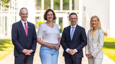 Bild von Ralph Bruder, Kathrin Moosdorf, Falko Mohrs und Jutta Günther, im Hintergrund ein Gebäude des Hanse-Wissenschaftskollegs Delmenhorst