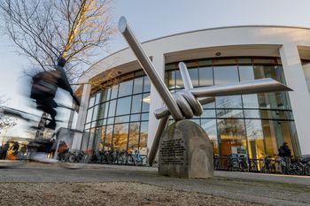 übergroßer Stacheldrahtknoten vor dem Hörsaalzentrum
