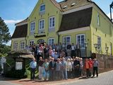 Gruppenbild vor dem Fährkrug in Osten