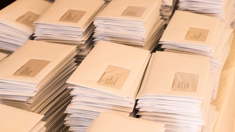 AdobeStock_Ii3KOJ.jpg Briefe liegen gestapelt übereinander.