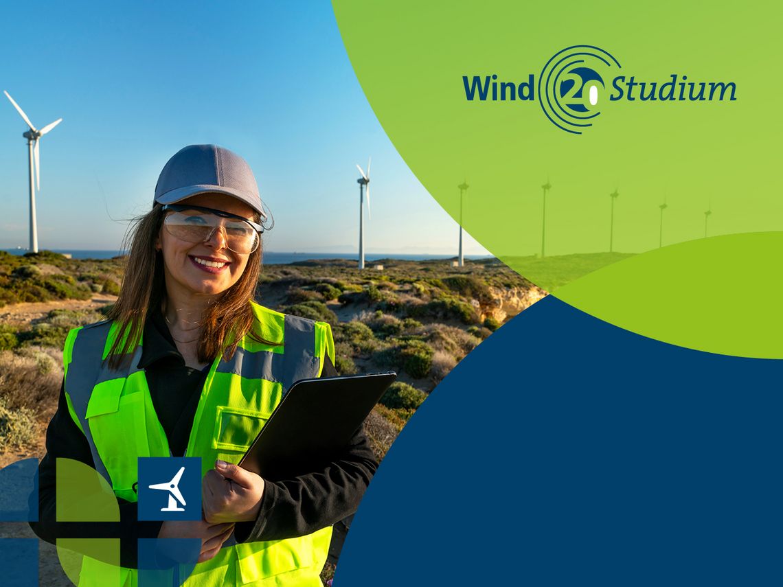20 Jahre Jubileum Windstudium Eine Frau in Warnweste steht vor mehreren Windrädern und lächelt in die Kamera.