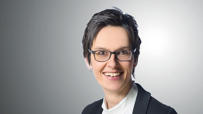 Auf dem Bild ist Nicola Seitz zu sehen. Sie ist Ansprechpartnerin für das Innovationsmanagement und Entrepreneruship (MBA). Ihre Telefonnummer lautet +49 (0)441 / 798 50 45. Die E-Mail lautet innovationsmanagement@uol.de. Auf der Website www.uol.de/innovationsmanagement finden Sie weitere Informationen.