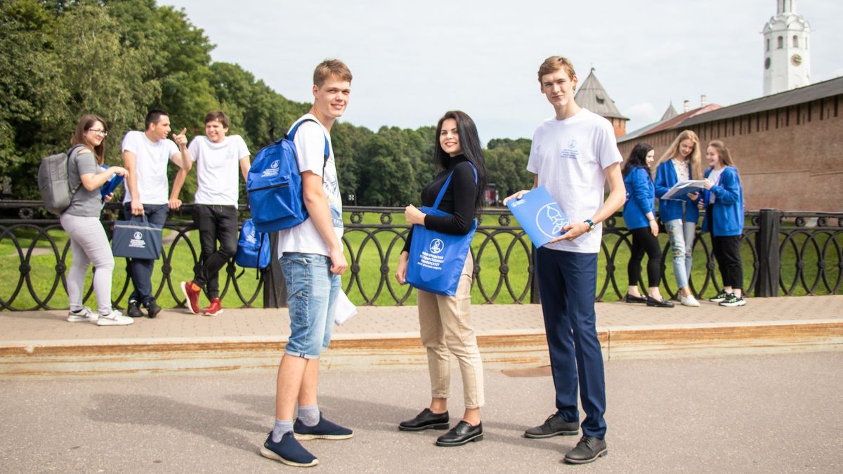 Studierende in Novgorod mit Marketing-Unterlagen der Studierende der der Novgorod State University 