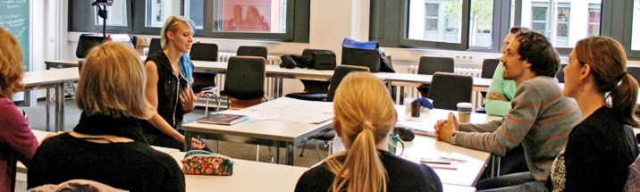 Tutor*innenqualifizierung Eine Gruppe sitzt im Seminarraum und führt ein Gespräch (Foto: Lisa Leihe)