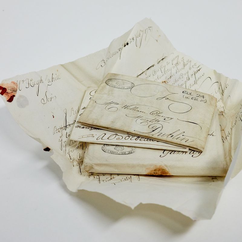 Das Bild zeigt geöffnete frühneuzeitliche Briefe. Zu erkennen sind handschriftliche Angaben sowie Siegel. Auch befinden sich einige Flecken auf den Briefen.
