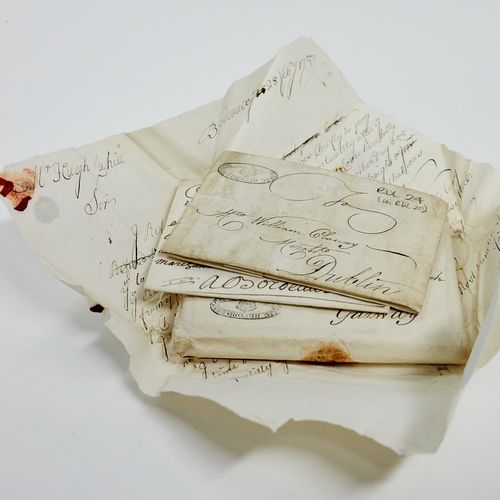 Das Bild zeigt geöffnete frühneuzeitliche Briefe. Zu erkennen sind handschriftliche Angaben sowie Siegel. Auch befinden sich einige Flecken auf den Briefen.