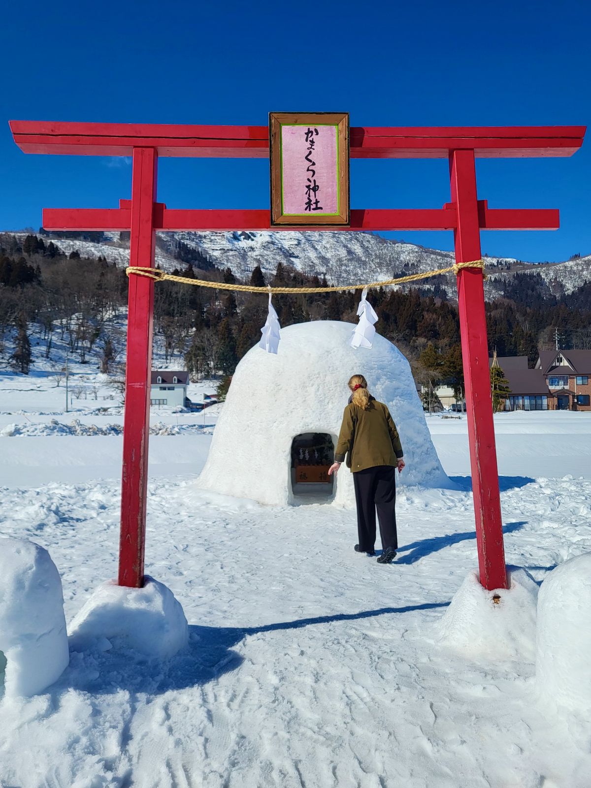 Das rote Torii im stillen Weiß: Forschung auf den Wegen der Kami in Japan — Anneke Gerken — Im Wintersemester 2023/24 habe ich ein halbes Jahr in Japan verbracht, um die Vielfalt der Religionen dort zu erforschen. Besonders beeindruckt hat mich die japanische Religion Shintō, wörtlich „Weg der Götter“, deren allgegenwärtige Präsenz sich von belebten Straßen bis zu den entlegensten Winkeln erstreckt – wie ein kleiner Schrein in einem Iglu, markiert durch ein rotes Torii, in dem man der Gottheit des Schreins begegnen kann. Die dort gelebte Religiosität, die dazu einlädt, hinauszugehen, die spirituellen Orte kennenzulernen und die Rituale selbst auszuprobieren, hat mein Studium nachhaltig bereichert und meinen Blick auf die Vielfalt religiöser Ausdrucksformen erweitert. 