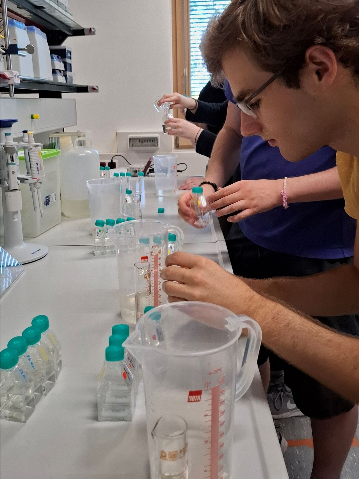 Maßarbeit im Labor!  — Johann Fröhlich — Hier sehen Sie Studierende der Umweltwissenschaften, die im Rahmen ihres Orientierungsprojekts „Plankton“ gefiltertes Süßwasser in Proben je 40ml abmessen. Diese Proben werden mit verschieden Nährstofflösungen versetzt, um das Wachstum von Phytoplankton unter unterschiedlichen Bedingungen zu beobachten.