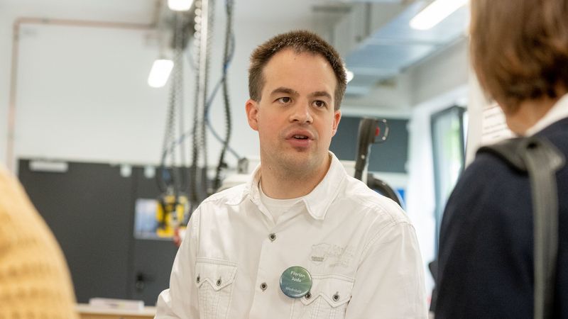 Portraitfoto, im Hintergrund die Werkstatt.