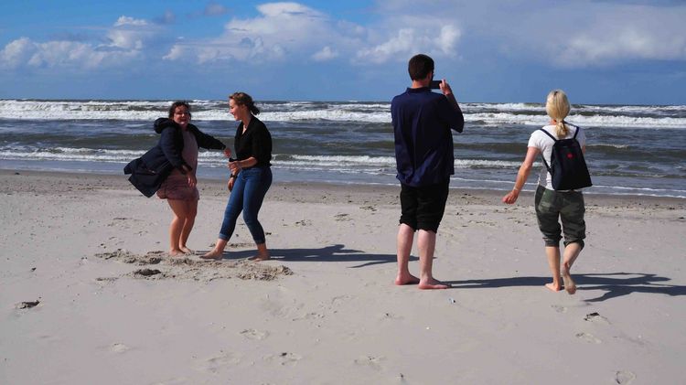 Exkursion auf die Insel Langeoog Eine Gruppe von Menschen am Strand von Langeoog.