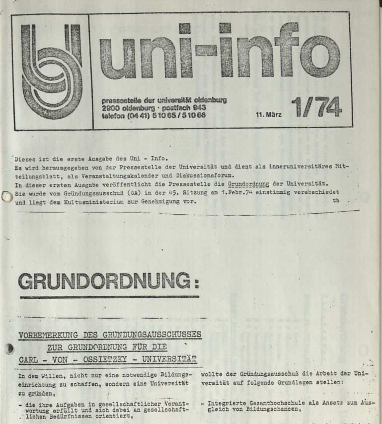 Das Bild zeigt die erste Seite der ersten Ausgabe von Uni-Info. Die Zeitung ist auf Papier gedruckt und schwarz-weiß gehalten. Auf der ersten Seite beginnt der Abdruck der damaligen Grundordnung der Universität, eingeleitet von einer Vorbemerkung des Gründungsausschusses.
