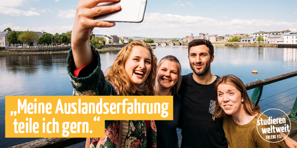 Correspondent Bewerbungsaufruf Correspondent Bewerbungsaufruf von Studieren Weltweit. Zu sehen ist eine Gruppe, die ein Selfie macht. Darüber steht "Meine Auslandserfahrung teile ich gern."