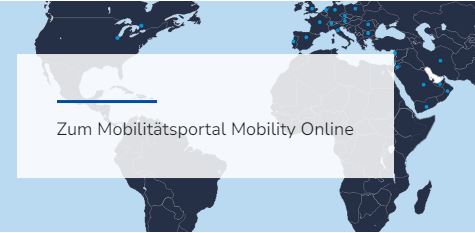 Mobility Online Eine Weltkarte in dunkelblauer Farbe mit weißen Länderkonturen, auf der zahlreiche blaue Punkte die Standorte von Partneruniversitäten markieren. Ein grauer Kasten überlagert einen Teil der Karte und enthält den Text "Zum Mobilitätsportal Mobility Online" sowie den kleineren Text "Hier geht's zur Datenbank".