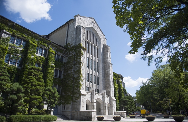 Ewha Womans University Campus Ein historisches Gebäude auf dem Campus der Ewha Womans University mit gotischer Architektur.