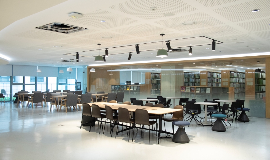 Ewha Womans University smart learning space  Ein heller Lernbereich auf dem Campus der Ewha Womans University mit Tischen und Bücherregalen.