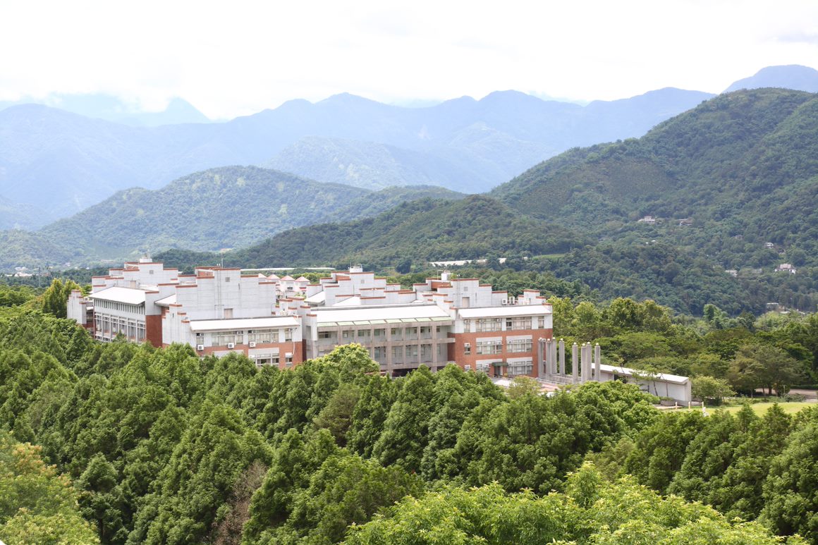 National Chi Nan University  as Universitätsgebäude der National Chi Nan University in grüner Landschaft mit Bergpanorama.