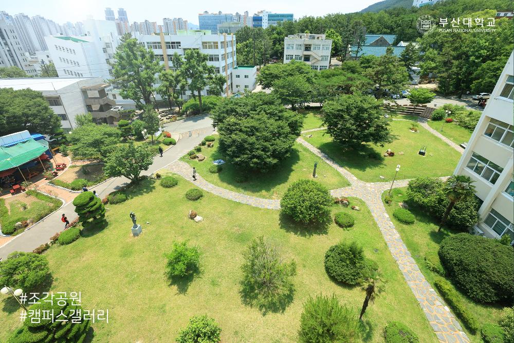 Campus Busan der Pusan National University Eine Grünanlage auf dem Campus Busan der Pusan National University, aufgenommen von oben.