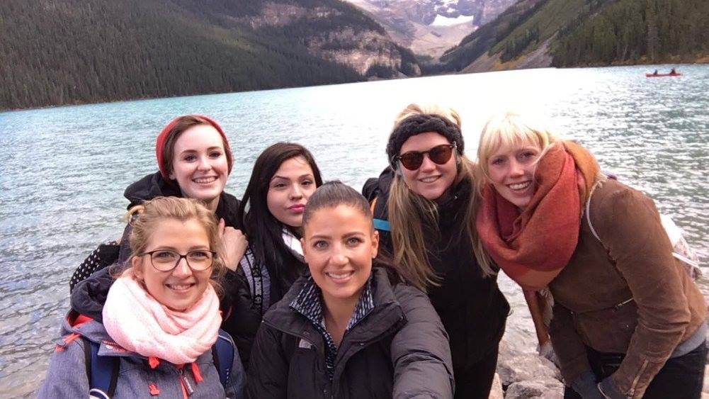 Lake Louise Studierende vor Lake Louise