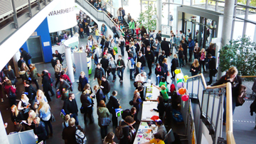 Studienentscheidung Ein mit Personen gefülltes Foyer.