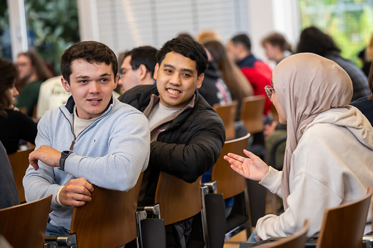 Empfang der Welcome Week der uni Oldenburg international Studierende in der Grupp auf einem Empfang