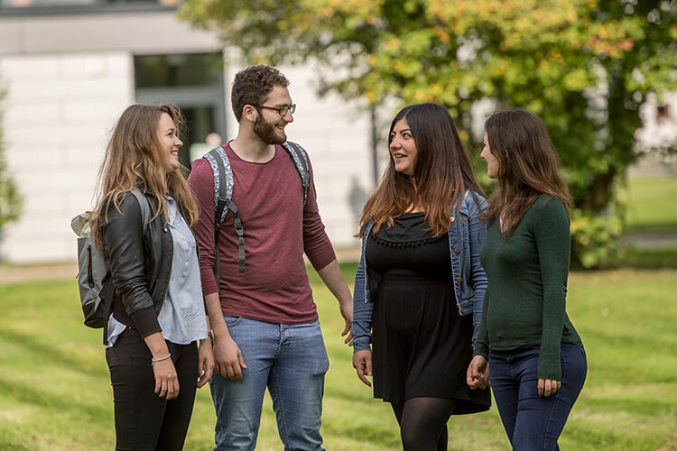 Gruppe Studierender an der Uni Oldenburg im Grünen