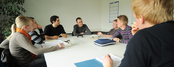 Studierende mit Professor