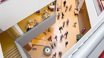 Studenten auf dem Campus Haarentor der Uni Oldenburg Sich auf dem Campus orientieren