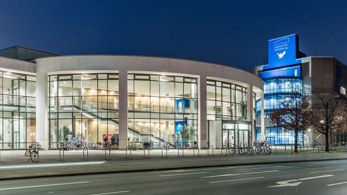 Hörsaalzentrum bei Nacht Hörsaalzentrum der Universität Oldenburg bei Nacht: Hell erleuchtetes Gebäude vor dunkelblauem Hintergrund