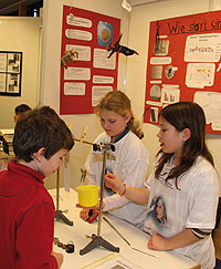 Schüler experimentieren